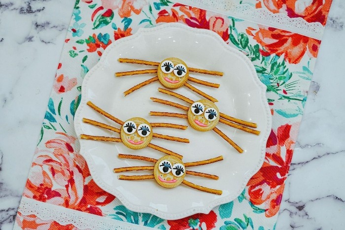How to Make These Girly Spider Halloween Oreos