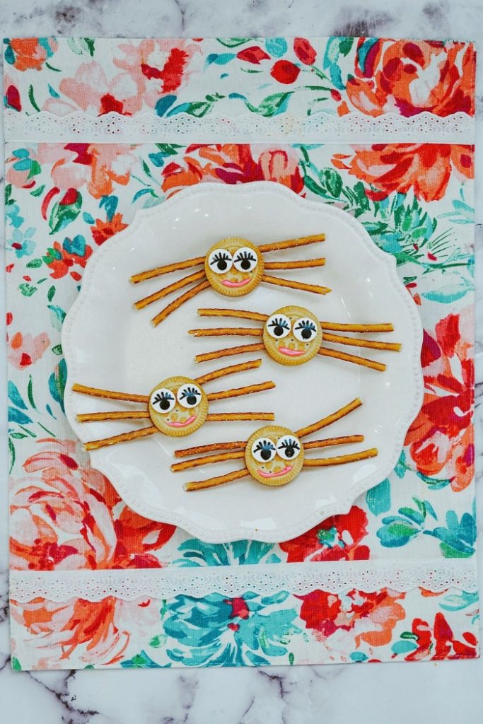Ingredients Needed to Make these girly spider Halloween Oreos